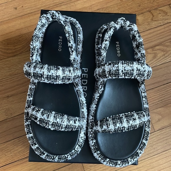 Trendy Black & White Sandal - Picture 2 of 4